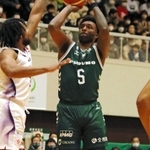 西宮-山形　第１クオーター、シュートを放つ西宮のハミルトン