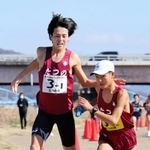 兵庫県郡市区対抗駅伝１区で、地元代表として力走する関西大の亀田仁一路（３－１）。視線の先に箱根、さらに世界を見据える＝加古川市内