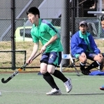 男子１部・関学大－ハーツ　前半、ハーツの田中（左）が相手陣に攻め入る 