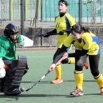 女子・関学大－ハーツ　関学大の北川（右）がシュートを決める＝丹波篠山総合スポーツセンター