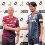 会見に出席したヴィッセル神戸のイニエスタ（左）とアビスパ福岡の城後 