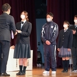 兵庫県スポーツ協会表彰の優秀選手賞を受ける（右から）辻本侑矢マキシム、三枝胡桃、坂井優太、松本悠里＝神戸常盤アリーナ