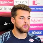 オンライン取材に応じる新加入ＧＫメギオラーロ＝神戸市西区、いぶきの森球技場ⓒＶＩＳＳＥＬ　ＫＯＢＥ