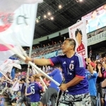 Ｊ１鹿島アントラーズのサポーターから教わったという美しい旗振りで応援する山城和也さん＝２０１４年９月、横浜市の日産スタジアム