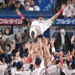 引退セレモニーで胴上げされるヤクルトの坂口智隆外野手＝２０２２年１０月３日、神宮球場