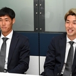 １８日の開幕戦に向け、意気込みを語る神戸の大迫勇也（右）と山川哲史＝９日、神戸新聞社