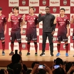 ヴィッセル神戸に新加入した（右から）浦十蔵、泉柊椰、斉藤未月、ジェアンパトリッキ、本多勇喜、井出遥也、安達秀都、寺坂尚悟＝１月８日、神戸市中央区