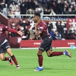 神戸-福岡　後半、先制点を決めて駆け出す神戸のジェアンパトリッキ（中央）＝ノエビアスタジアム神戸