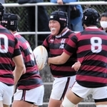 報徳－京都成章　後半、トライを決め、味方と喜ぶ報徳の野村（右から２人目）