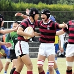 報徳－京都成章　前半、１本目のトライを決め、仲間から祝福される報徳の長谷川（左から２人目）