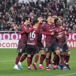 神戸-福岡　後半、ジェアンパトリッキ（右）が先制点を決め喜ぶ神戸イレブン＝ノエビアスタジアム神戸