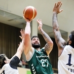 西宮-Ａ千葉　第１クオーター、シュートする西宮のディメッツ（中央）＝（Ｃ）B.LEAGUE