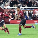 神戸-福岡　後半、神戸のジェアンパトリッキ（中央）が先制点を決めて駆け出す（撮影・小林良多）