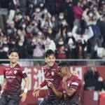 神戸-福岡　後半、先制点を決め仲間の祝福を受ける神戸のジェアンパトリッキ（右）＝１８日午後、ノエビアスタジアム神戸