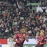 神戸-福岡　後半、待望の先制点を決め駆け出す神戸のジェアンパトリッキ（左）＝18日午後、ノエビアスタジアム神戸