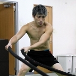 那須川天心のボクシングデビュー戦の相手となった与那覇勇気。ロープを使ってトレーニングに励む＝神戸市東灘区の真正ジム