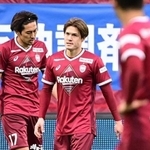 ２０２１年、２０２２年シーズンはリーグ全試合に出場したヴィッセル神戸の酒井高徳（中央）＝２０２２年４月、ノエビアスタジアム神戸