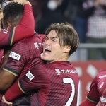 福岡との開幕戦でゴールを決めたジェアンパトリッキに抱きつく神戸の酒井高徳＝18日、ノエビアスタジアム神戸