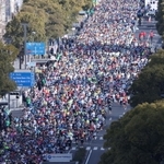 一斉にスタートするランナーたち＝２６日午前、姫路市駅前町、ピオレ姫路屋上から