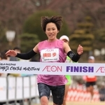 ２大会連続で女子トップでフィニッシュする横田歩＝２６日午前、姫路市