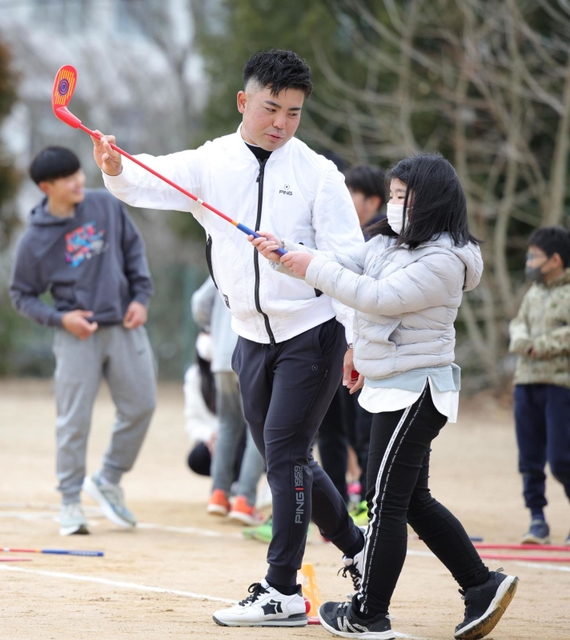 熱心に指導する蟬川泰果（中央）＝兵庫教育大付属小