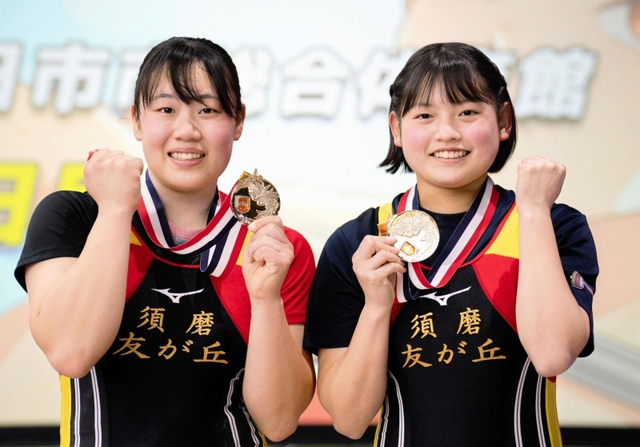 重量挙げの全日本ジュニア選手権を制した女子64キロ級の坂本琴音（右）と同71キロ級の西尾明莉（提供）