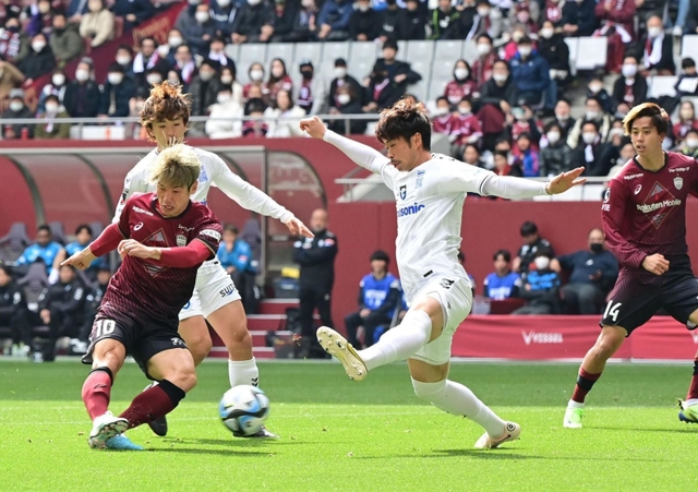 神戸-Ｇ大阪　前半、シュートを放つ神戸の大迫（１０）＝ノエビアスタジアム神戸