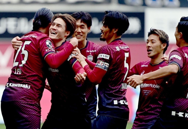 神戸-Ｇ大阪　後半、ゴールを決めて２-０とし、喜ぶ酒井（左から２人目）ら神戸イレブン