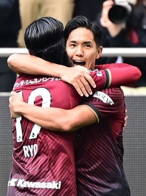 神戸-Ｇ大阪　チーム３点目を奪い、喜ぶ神戸の武藤（右）＝ノエビアスタジアム神戸