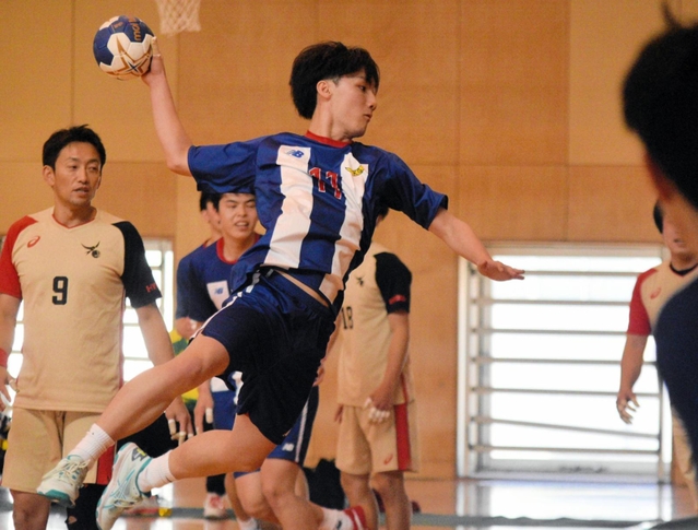男子決勝・関学大－スワロークラブ　後半、関学大の山鹿がシュートを放つ