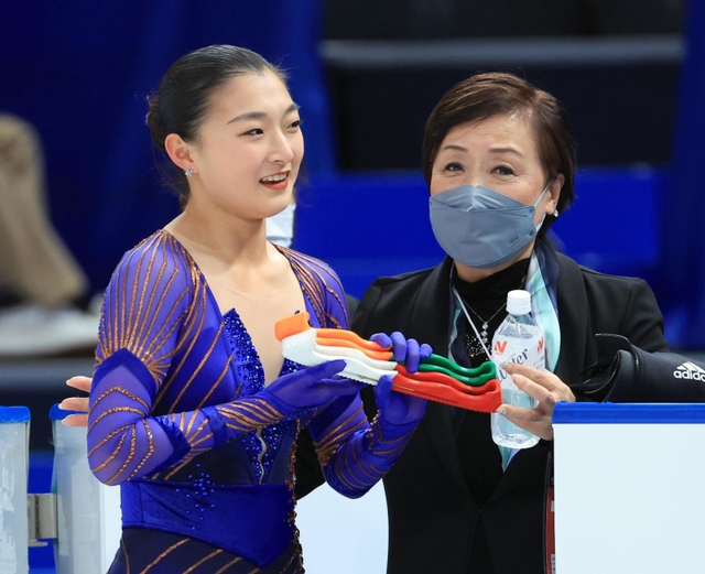 ２０２１年１２月の全日本選手権で坂本花織（左）に声をかける中野園子コーチ＝さいたまスーパーアリーナ