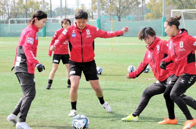 １２日のノジマ相模原戦に向けて練習するＤＦ筒井（中央左）らＩＮＡＣ神戸の選手たち＝神戸市東灘区、神戸レディースフットボールセンター