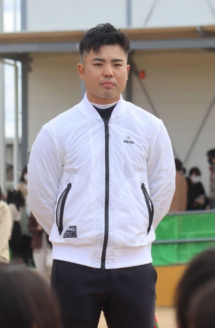 ３０日に国内ツアー初戦を迎える蝉川泰果。２日には母校の小学校を訪問し、意気込みを語った＝加東市、兵教大付小