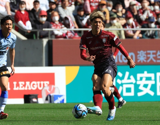 神戸ー浦和　前半、パスを出す神戸の大迫＝ノエビアスタジアム神戸