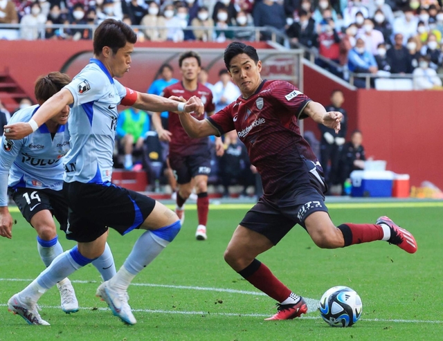 神戸－浦和　後半、神戸の武藤（右）がゴール前でボールを持つも、浦和の酒井らに阻まれる