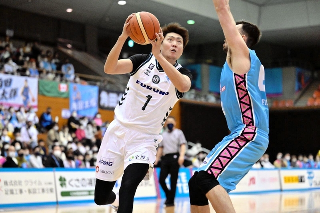 佐賀－西宮　第１クオーター、ゴール下へ切り込む西宮の中西(C)B.LEAGUE