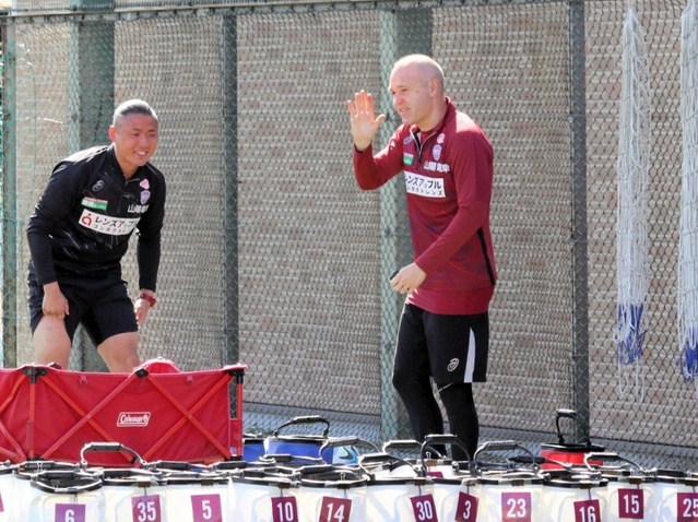 チームに合流したばかりの神戸・イニエスタ（右）。サポーターの拍手に応じて手を振る＝神戸市西区、いぶきの森球技場