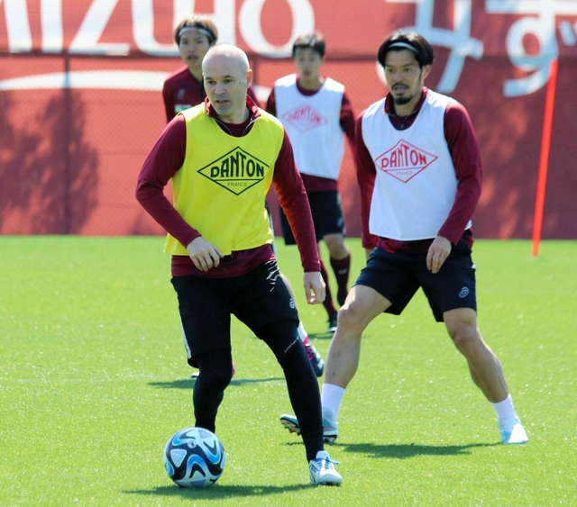 ３月１４日の公開練習で汗を流すヴィッセル神戸のアンドレス・イニエスタ（左）＝神戸市西区、いぶきの森球技場