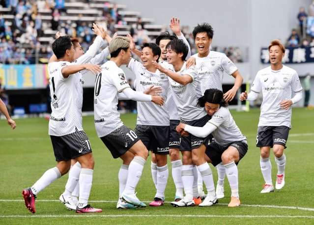 鳥栖－神戸　前半、泉の先制ゴールに沸く神戸イレブン＝駅スタ