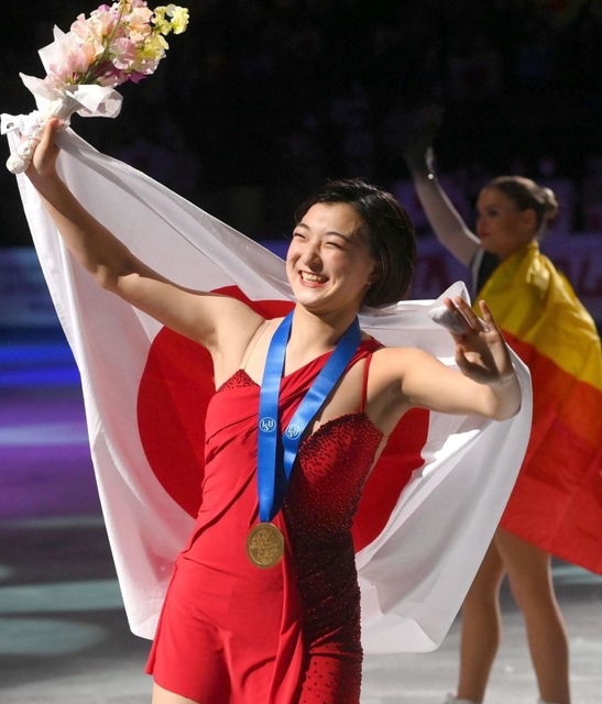 金メダルを胸に声援に応える坂本花織＝24日、さいたまスーパーアリーナ（撮影・堀内　翔）