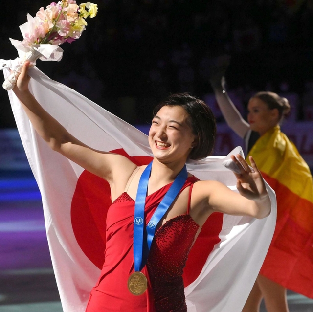 金メダルを胸に声援に応える坂本花織＝24日、さいたまスーパーアリーナ