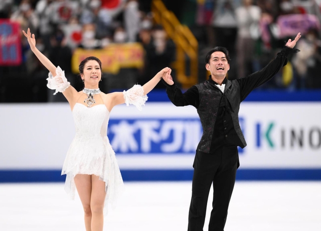 アイスダンスフリーを終えて声援に応える村元哉中、高橋大輔組＝さいたまスーパーアリーナ（撮影・堀内翔）