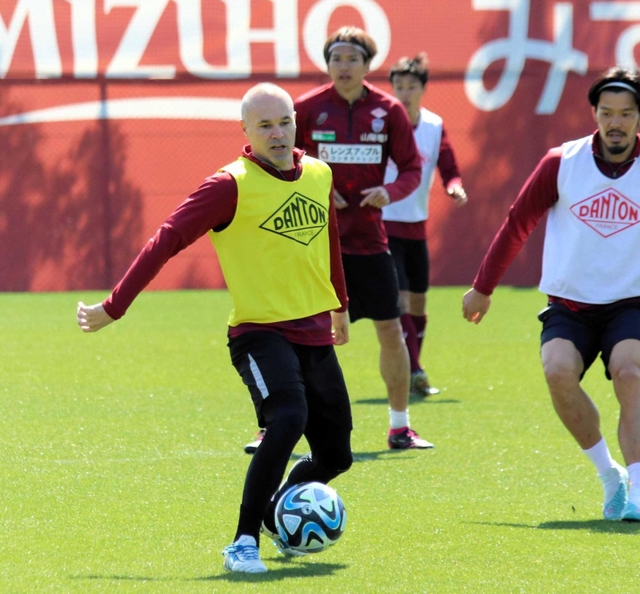 14日、チームに合流して全体練習で汗を流したイニエスタ＝神戸市西区、いぶきの森球技場