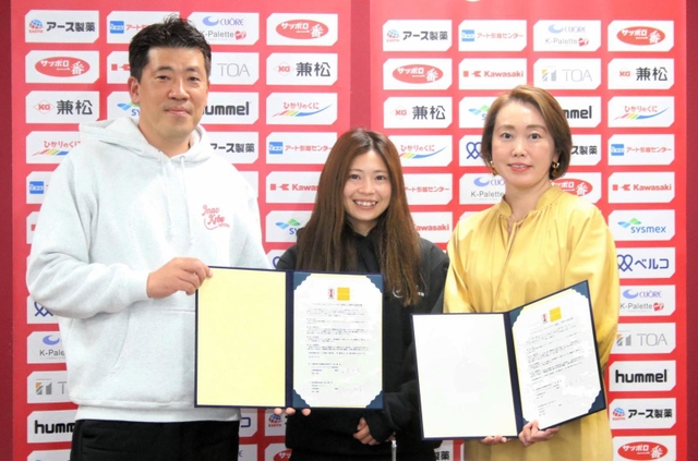 コンディショニングパートナー契約を結んだウィルミナの幸村潮菜社長（右）とＩＮＡＣ神戸の安本卓史社長（左）。中央はＭＦ伊藤美紀＝ノエビアスタジアム神戸