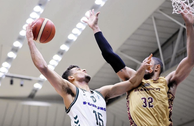 越谷ー西宮　第２クオーター、シュートを放つ西宮のポーター（Ｂリーグ提供）