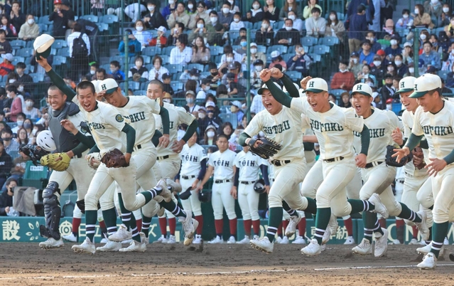 準決勝で大阪桐蔭を逆転で下し、笑顔でスタンドへ駆け出す報徳ナイン＝３１日午後、甲子園球場（撮影・小林良多）