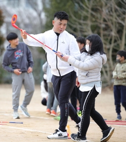 熱心に指導する蟬川泰果（中央）＝兵庫教育大付属小