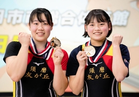 重量挙げの全日本ジュニア選手権を制した女子64キロ級の坂本琴音（右）と同71キロ級の西尾明莉（提供）