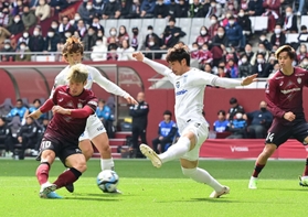 神戸-Ｇ大阪　前半、シュートを放つ神戸の大迫（１０）＝ノエビアスタジアム神戸