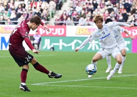 神戸-Ｇ大阪　後半、神戸・酒井高徳（左）のシュートが決まり４-０とする＝ノエビアスタジアム神戸